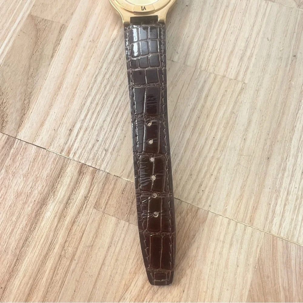 Oscar de la Renta Ladies gold tone brown Leather dress Watch NEW BATTERY
